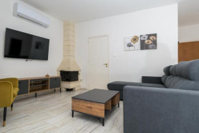 Maple Oak Apartment 102